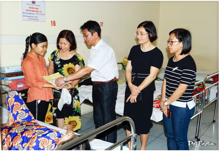 Thầy Trịnh Đình Hải, Hiệu trưởng Trường THPT Chuyên Hạ Long trao số tiền quyên góp cho gia đình chị Dấu.