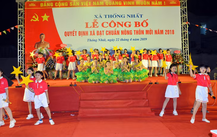 Tiết mục văn nghệ chào mừng sự kiện công bố xã đạt chuẩn NTM của các em học sinh.