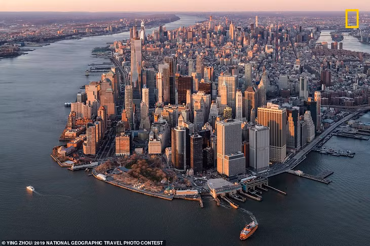 Nhiếp ảnh gia Ying Zhou dự thi National Geographic Travel Photo Contest 2019 với bức ảnh chụp quận Manhattan, New York từ trên cao. Anh chia sẻ điều thú vị nhất của nhiếp ảnh chụp trên không đó là nó cho bạn có cơ hội được nhìn thấy “hình dạng” thực sự của thành phố.