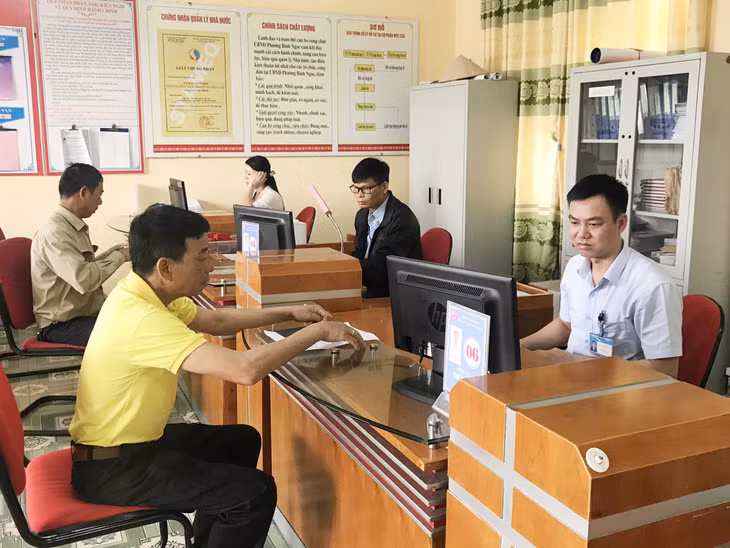Cán bộ tại bộ phận một cửa của phường Bình Ngọc đang hướng dẫn cho người dân cách làm thủ tục đúng và nhanh nhất 