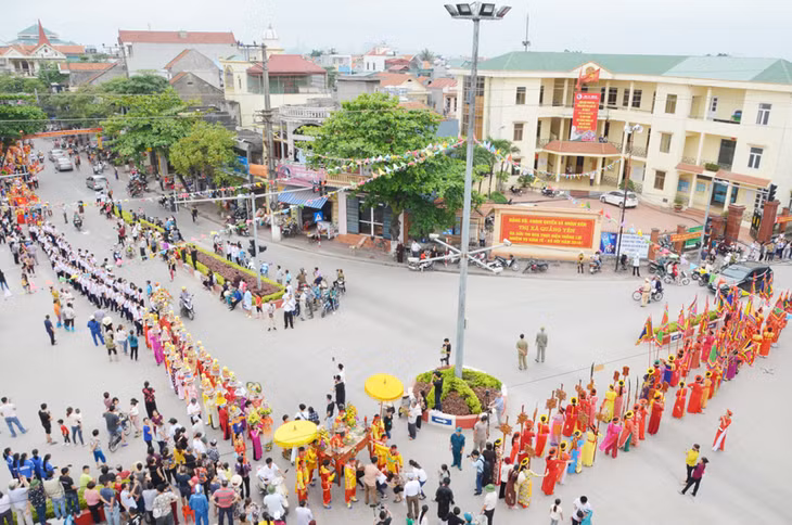 Nhân dân địa phương tham gia đoàn rước.