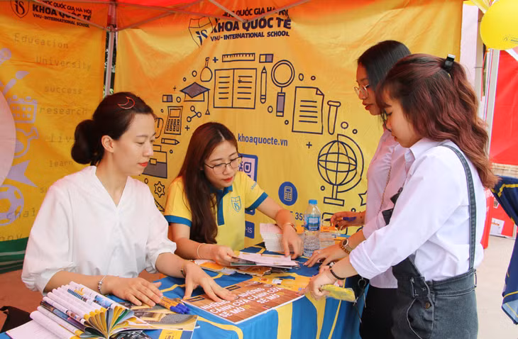 Học sinh tìm hiểu thông tin về các trường đại học trong Ngày hội tư vấn mùa thi, định hướng nghề nghiệp năm 2019 tại Trường THPT Lê Thánh Tông, TP Hạ Long. Ảnh: Nguyễn Dung.