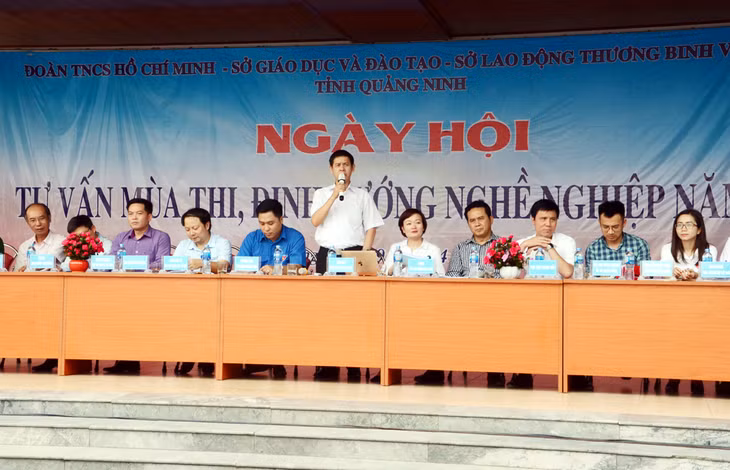 Đại diện các trường đại học giải đáp thắc mắc của các em học sinh tại Ngày hội tư vấn mùa thi, định hướng nghề nghiệp 2019.