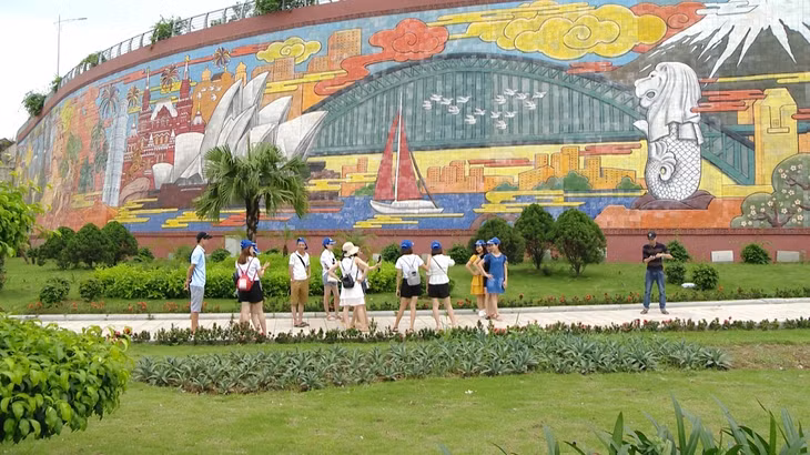 Sau khi hoàn thành, công trình đã thu hút được đông đảo khách tham quan