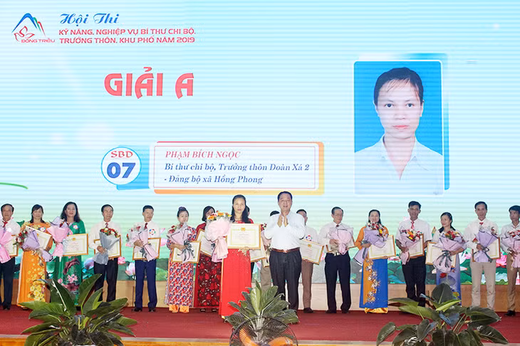 Đồng chí Vũ Văn Học, Bí thư Thị ủy, Chủ tịch HĐND thị xã, Trưởng Ban Chỉ đạo hội thi trao giải A cho thí sinh Phạm Bích Ngọc, Bí thư chi bộ, Trưởng thôn Đoàn Xá 2, xã Hồng Phong