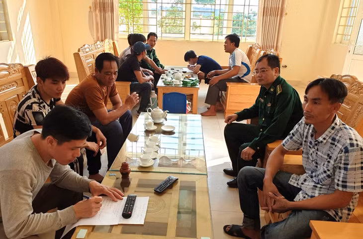 Các ngư dân gặp nạn được Đồn Biên phòng Thanh Lân đưa vào bờ an toàn.