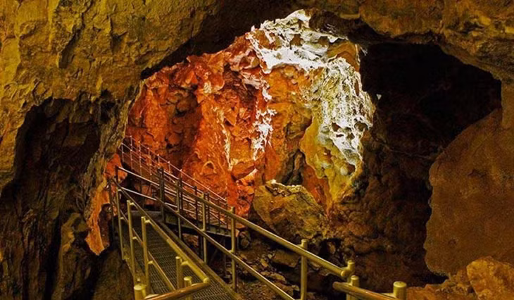  Jewel (Mỹ) - 289,7 km: Nằm ở bang South Dakota, hang Jewel do hai người đàn ông phát hiện năm 1900, khi cảm thấy một luồng không khí mát mẻ thoát ra qua một lỗ nhỏ trên mặt đất. Nơi đây chứa đầy những tinh thể calcite độc đáo xếp theo bề mặt hang, nên từ đó người ta gọi thành tên địa điểm với nghĩa là ngọc đá quý. Hiện có nhiều tour du lịch được thiết kế nhằm đưa du khách khám phá điểm đến thú vị này. Ảnh: Travel South Dakota.