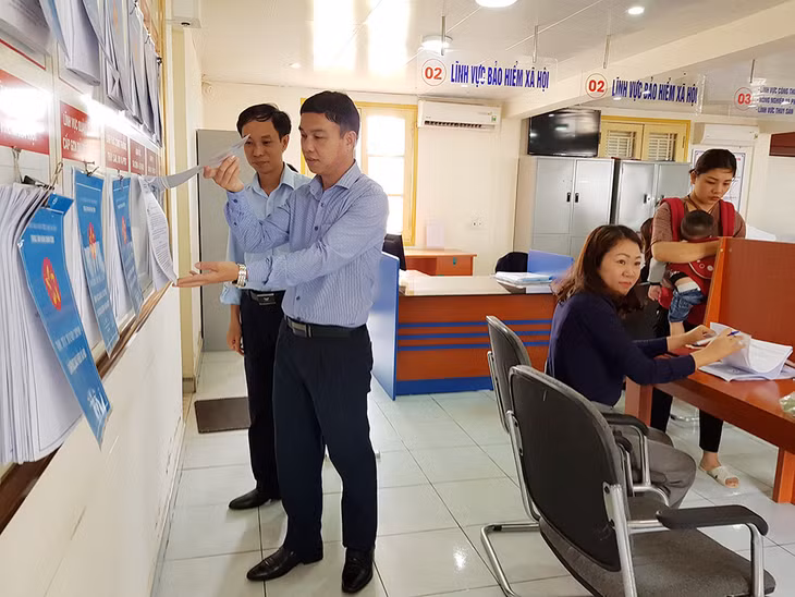 Lãnh đạo Cơ quan tham mưu giúp việc chung khối MTTQ và các tổ chức CT - XH TX Quảng Yên giám sát việc niên yết các TTHC tại Trung tâm HCC thị xã.