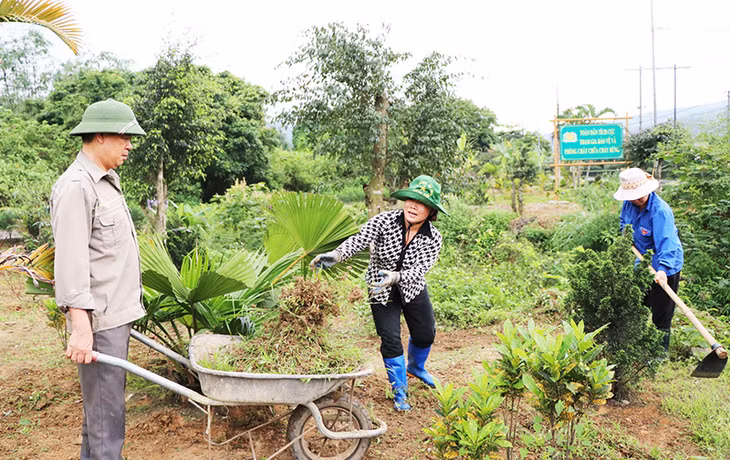 Người dân phường Bắc Sơn, Trưng Vương dọn vệ sinh môi trường, hưởng ứng Ngày chủ nhật xanh.