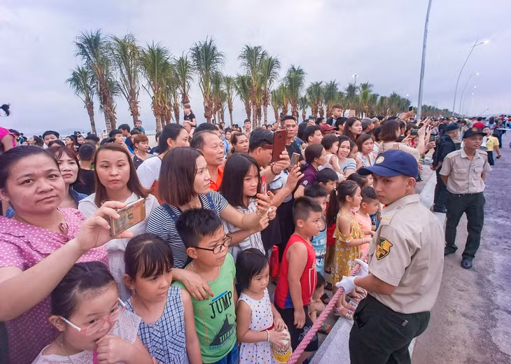 Đông đảo người dân, du khách đến xem và hòa mình vào không khí Carnaval ở Khu du lịch Bãi Cháy.