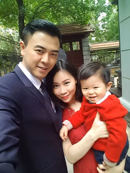 Vợ chồng Tuấn Tú và con trai Kỳ Nam.