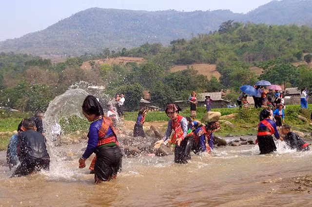 Hoạt động trong Tết Té nước của dân tộc Lào bản Na Sang 1, xã Núa Ngam (huyện Điện Biên, tỉnh Điện Biên). 