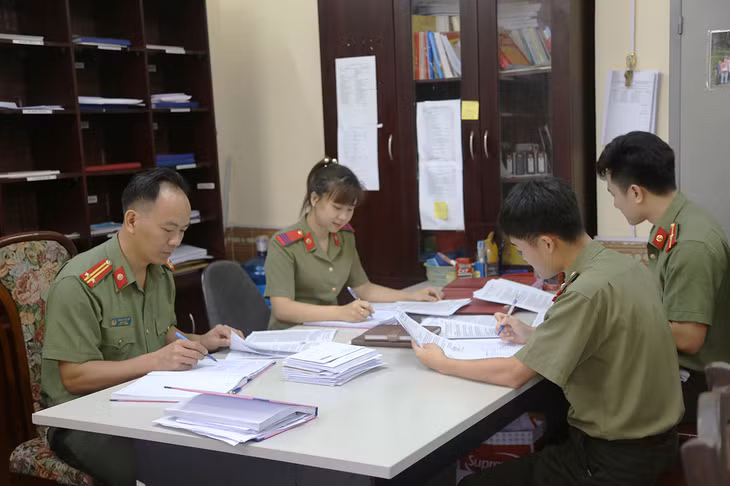 CBCS Phòng tham mưu (Công an tỉnh) nghiên cứu tài liệu phục vụ nhiệm vụ của đơn vị.
