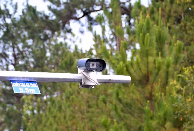 Việc giám sát hoạt động giao thông trên QL20 được thực hiện bằng camera.