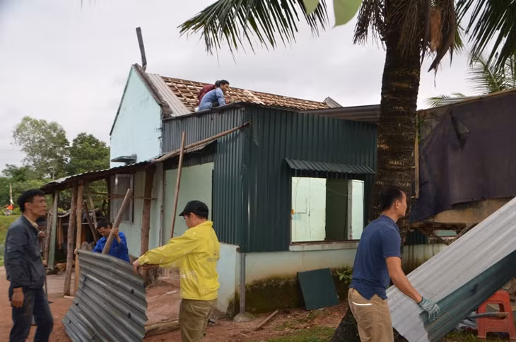 Lực lượng cưỡng chế tháo dỡ các công trình trên đất.