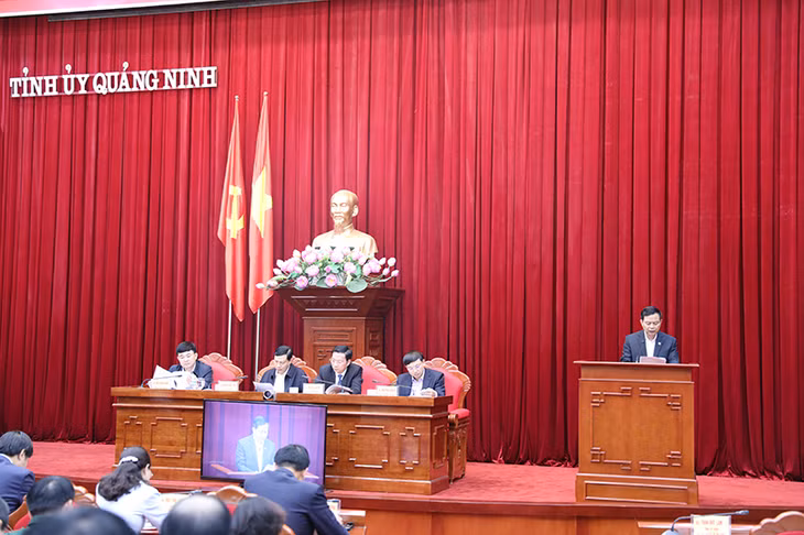 Đồng chí Trần Văn Lâm, Bí thư Thành ủy Hạ Long báo cáo 