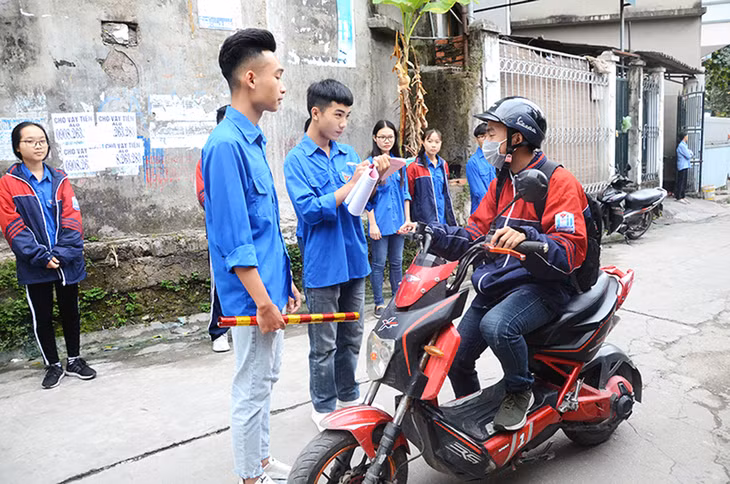Đội tuyên truyền ATGT của các lớp học ở Trường THPT Vũ Văn Hiếu (TP Hạ Long) nhắc nhở các bạn học sinh thực hiện đúng luật khi tham gia giao thông.