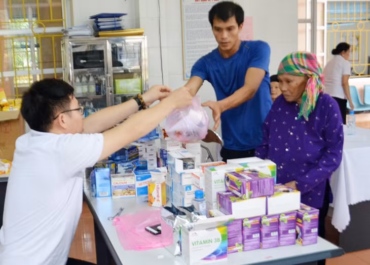 Sau khi khám, bệnh nhân nghèo được kê đơn và phát thuốc miễn phí điều trị.