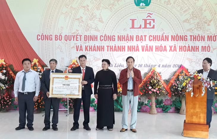1. Thay mặt Lãnh đạo Tỉnh, đồng chí Đặng Huy Hậu – Phó Chủ tịch thường trực UBND tỉnh trao Bằng công nhận xã Hoành Mô, huyện Bình Liêu đạt chuẩn nông thôn mới năm 2018.