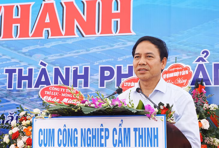 Đồng chí Đặng Huy Hâu, Phó Chủ tịch Thường trực UBND tỉnh phát biểu tại buổi lễ khánh thành CCN Cẩm Thịnh.