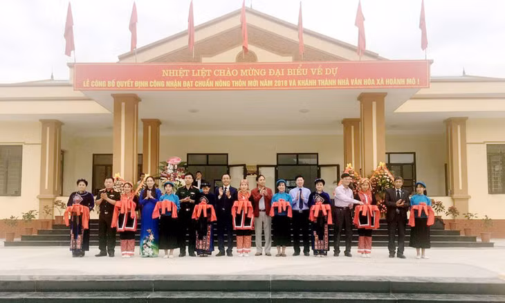 Đại diện lãnh đạo Tổng Công ty Đông Bắc tham gia cắt băng khánh thành nhà văn hóa xã Hoành Mô (Bình Liêu) 