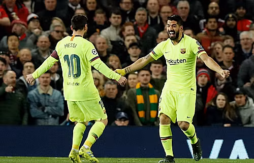 Suarez chia vui với Messi sau khi giúp Barca giành chiến thắng đầu tiên ở Old Trafford trong khuôn khổ cup châu Âu. Ảnh: Rex.