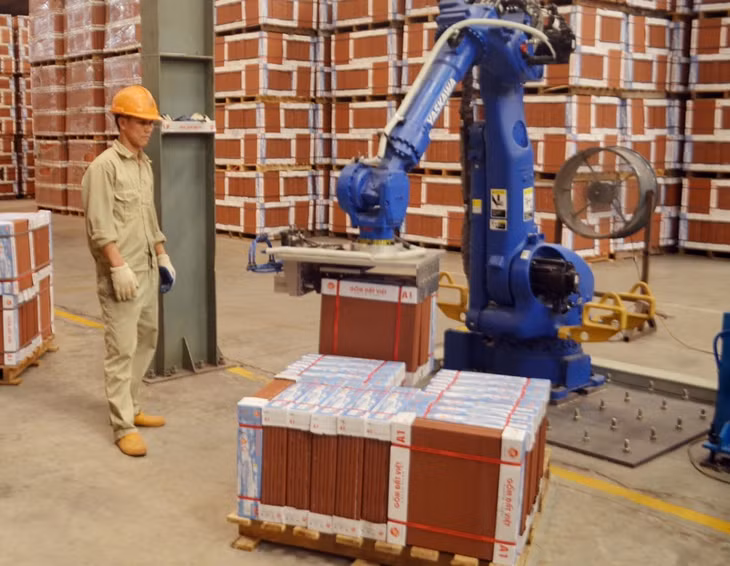 Công ty CP Gốm Đất Việt (TX Đông Triều) đi đầu trong phát huy sáng kiến, cải tiến kỹ thuật. (Trong ảnh: Công ty CP Gốm Đất Việt sử dụng rô bốt trong dây chuyền sản xuất)