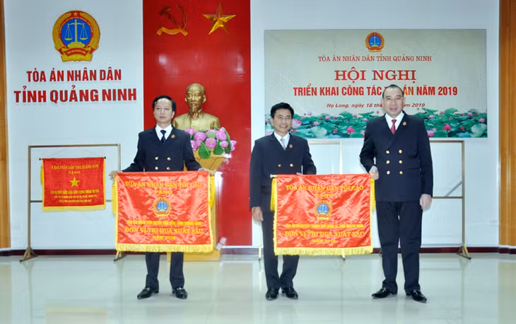 Lãnh đạo TAND tỉnh trao thưởng cho những tập thể, cá nhân có thành tích xuất sắc trong quá trình thực hiện nhiệm vụ năm 2018