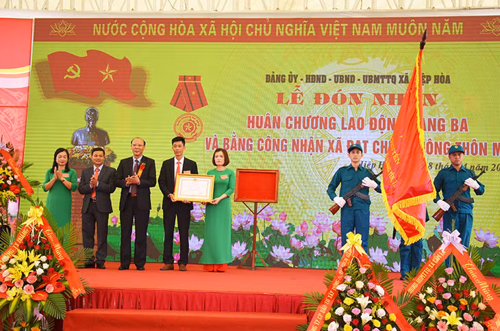 Đồng chí Trần Đức Thắng- Phó Bí thư Thị ủy- Chủ tịch UBND TX, Thừa ủy quyền đã trao Huân chương lao động hạng Ba của Chủ tịch Nước cho tập thể cán bộ và nhân dân xã Hiệp Hòa.