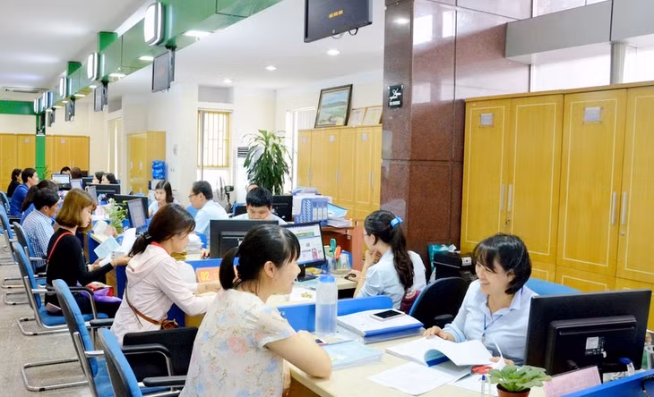 Công dân đến giải quyết TTHC tại Trung tâm Hành chính công tỉnh. 
