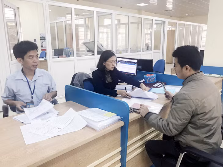 Cán bộ Phòng Tư pháp huyện Hoành Bồ tư vấn pháp luật cho người dân.
