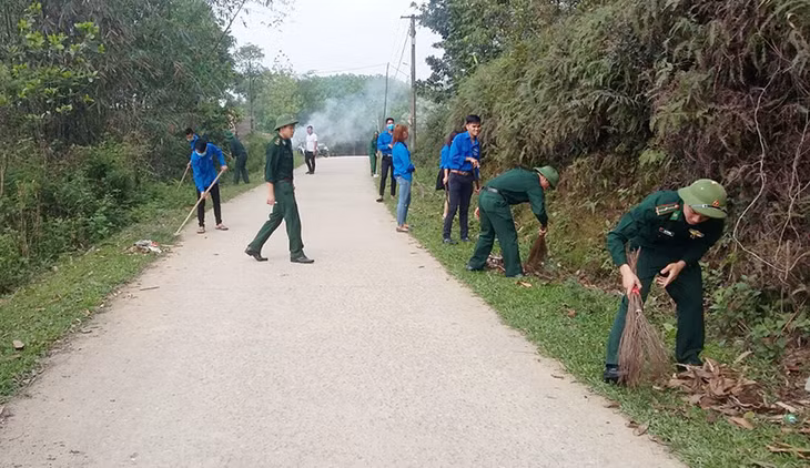 Cán bộ, chiến sỹ Đồn BP Bắc Sơn phối hợp với lực lượng đoàn viên, thanh niên xã Bắc Sơn dọn vệ sinh môi trường trên địa bàn.