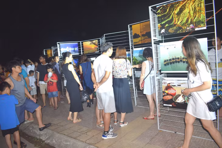 Triển lãm một trong các hoat động trong tuần văn hóa thu hút được đông đảo du khách đến xem 
