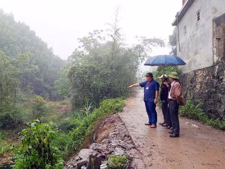 Cơ quan chức năng của huyện Hoành Bồ khảo sát tuyến, hướng Dự án đấu nối QL279 với tỉnh lộ 342 qua trung tâm xã Đồng Lâm, để chuẩn bị giải phóng mặt bằng.