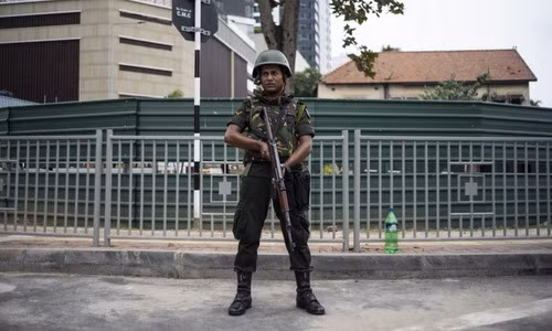 Binh sĩ Sri Lanka đứng gác bên ngoài một địa điểm ở Colombo hôm 28/4. Ảnh: AFP.