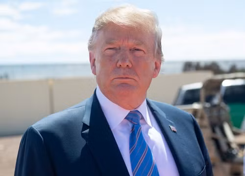 Tổng thống Mỹ Donald Trump thị sát một phần bức tường biên giới ở bang California hôm 5/4. Ảnh: AFP.