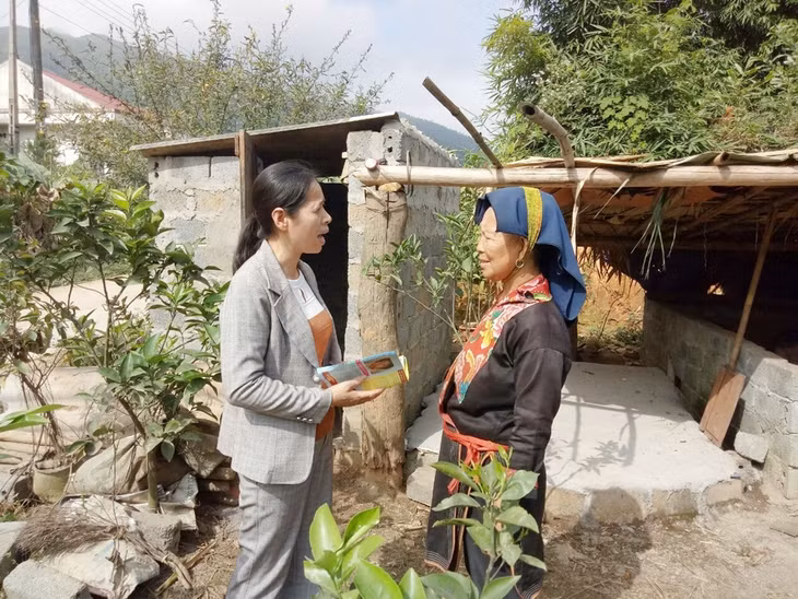 Người dân xã Đồn Đạc, huyện Ba Chẽ được tuyên truyền sử dụng nhà tiêu hợp vệ sinh