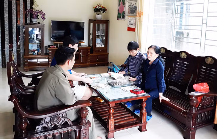 Các thành viên Đội CTXNTN phường Quang Hanh thăm hỏi, động viên, tuyên truyền nâng cao nhận thức đối với gia đình đối tượng có nguy cơ nghiện ma túy trên địa bàn