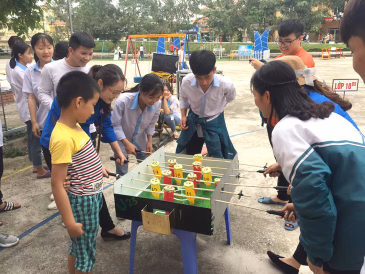 Học sinh thích thú với trò chơi đá bóng bằng chai nhựa. (Ảnh: Huyện đoàn Hải Hà cung cấp)