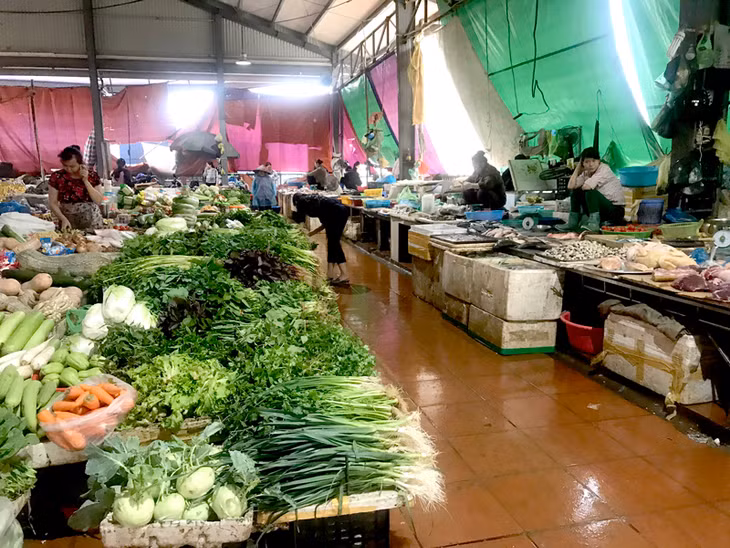 Quầy hàng rau, đồ chín và thực phẩm tươi sống đặt sát cạnh nhau, tiềm ẩn nguy cơ mất ATVSTP. 