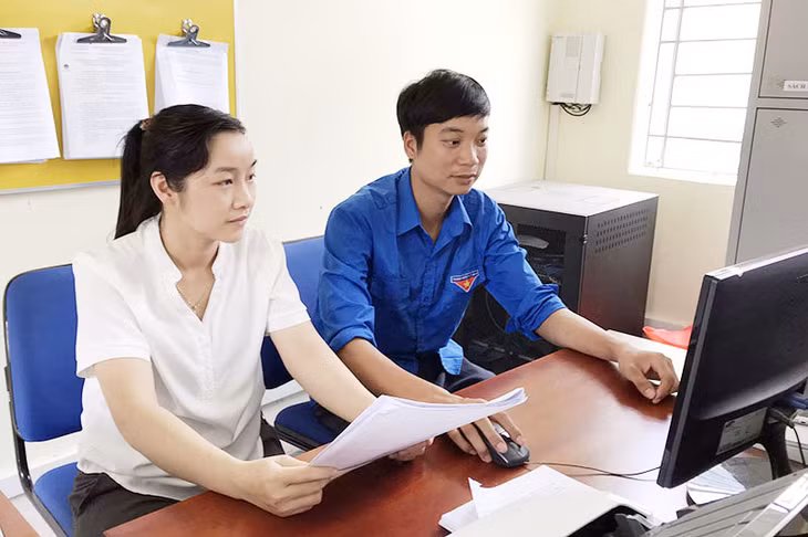 Thanh niên tình nguyện xã Hải Sơn giúp người dân sử dụng dịch vụ công trực tuyến mức độ 3.