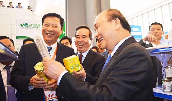 Thủ tướng Chính phủ Nguyễn Xuân Phúc vui mừng với sự phát triển của sản phẩm OCOP Quảng Ninh