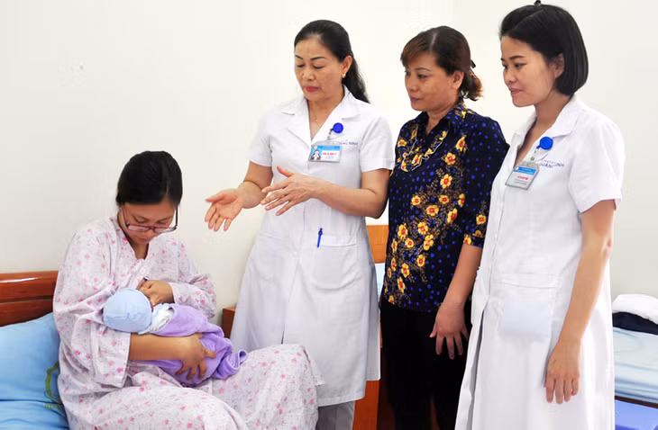 Hướng dẫn bà mẹ cho con bú ngay sau sinh tại Bệnh viện Sản nhi tỉnh (Ảnh: Bệnh viện Sản nhi tỉnh cung cấp)
