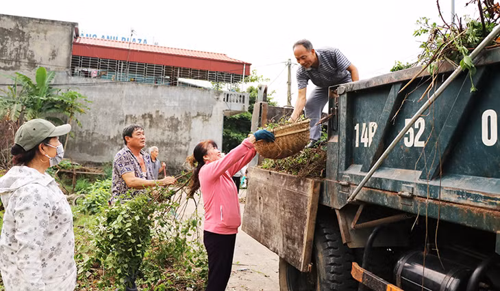 Người dân phường Bắc Sơn, Trưng Vương dọn vệ sinh môi trường hưởng ứng 