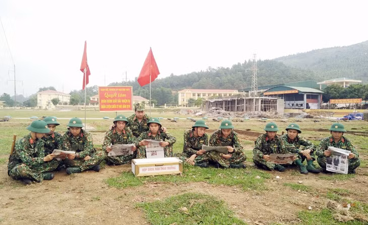 Cán bộ chiến sĩ Đại đội 1, Tiểu đoàn huấn luyện CSM (Bộ CHQS tỉnh) đọc báo trong giờ nghỉ giải lao. 