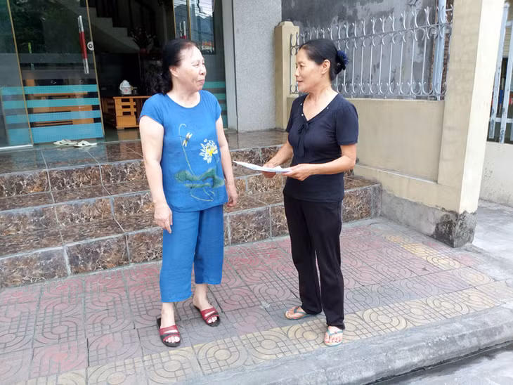 Bà Nguyễn Thị Xuân thường xuyên trò chuyện, nắm tình hình đời sống gia đình hội viên NCT 