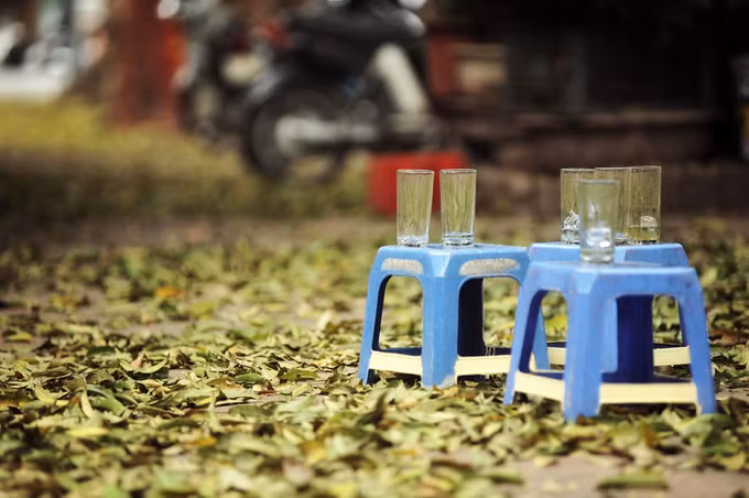 "Hà Nội trà đá vỉa hè" trong mùa sấu rụng cũng trở thành nguồn cảm hứng sáng tác cho các tay máy.