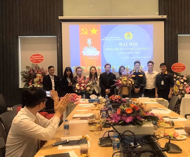 LĐLĐ huyện Vân Đồn chúc mừng Đại hội Công đoàn Công ty CP đầu tư phát triển Vân Đồn lần thứ nhất sau một năm đi vào hoạt động. Ảnh: Thu Quỳnh, LĐLĐ huyện Vân Đồn.