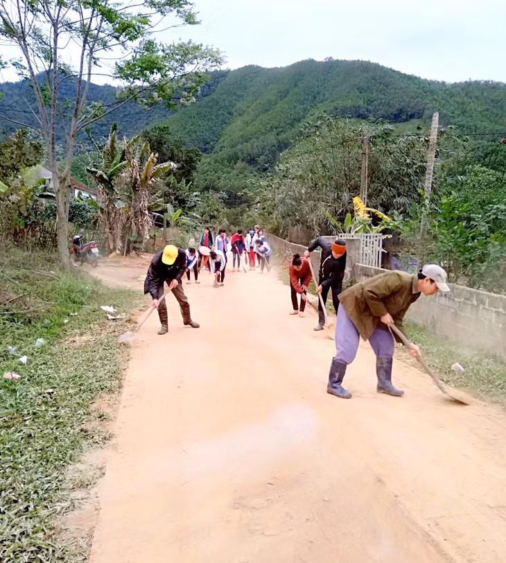 Ngày chủ nhật xanh ở thôn Đất Đỏ, xã Tân Dân.