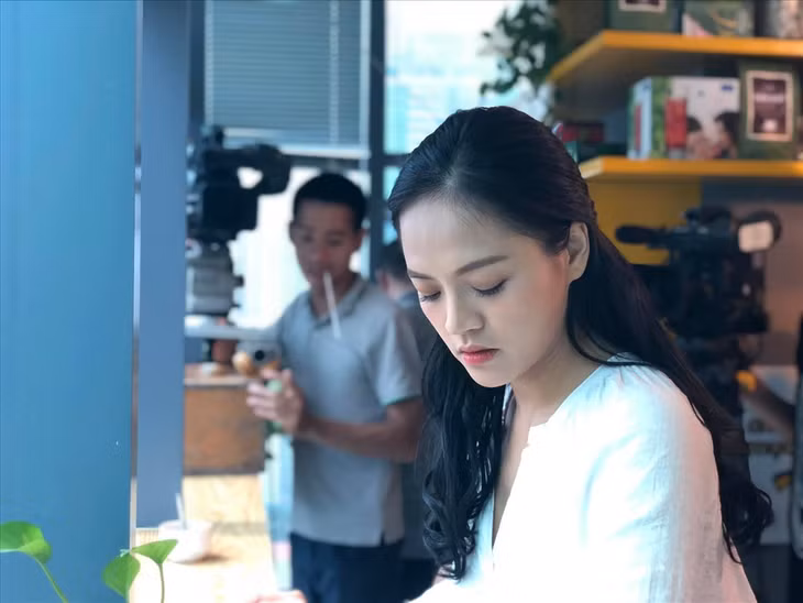 Thu Quỳnh với tạo hình dịu dàng, được nhận xét “chuẩn phụ nữ Việt“.